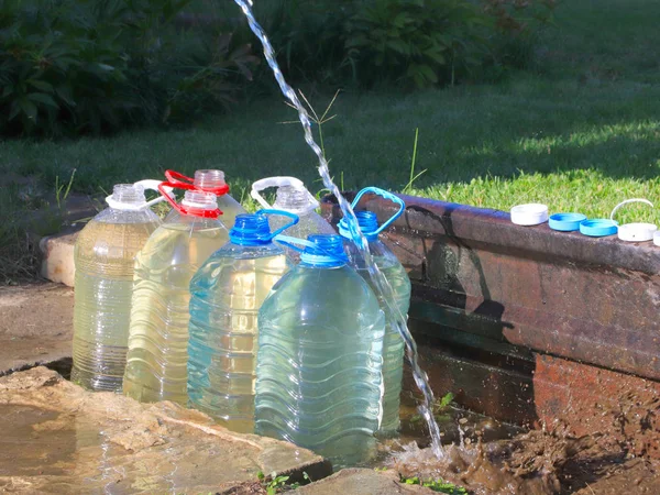 Verter Agua Clara Botellas Plástico — Foto de Stock