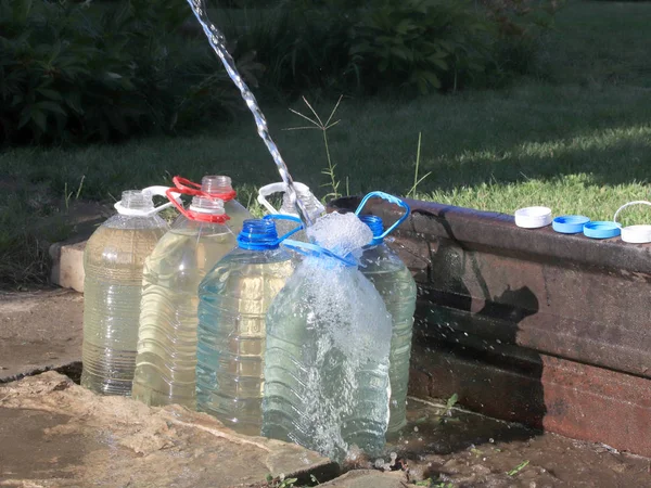 Verter Agua Clara Botellas Plástico — Foto de Stock