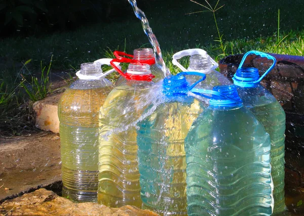 Verter Agua Clara Botellas Plástico — Foto de Stock