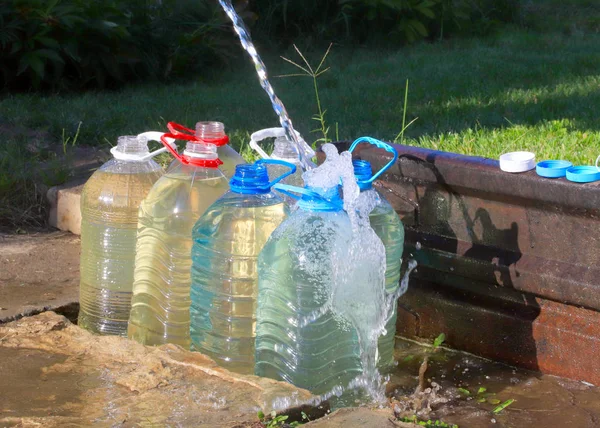 Versando Acqua Limpida Bottiglie Plastica — Foto Stock