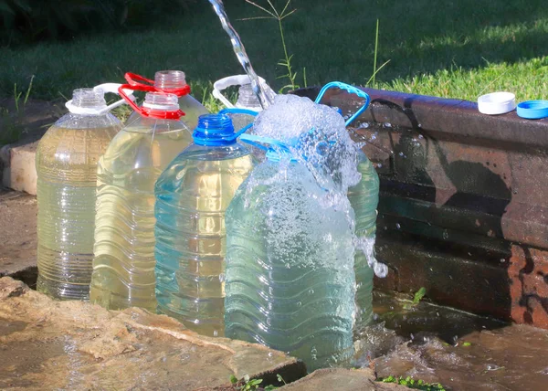 Wylewanie Wody Czystej Plastikowych Butelek — Zdjęcie stockowe