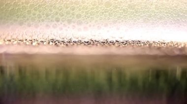 köpük sıvının yüzeyinde hava kabarcıkları