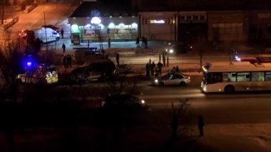 Özel araçlar gece kış şehrin sokakta çalışmalarını