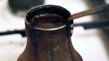 zaman içinde bir kahve makinesi yemek güçlü siyah kahve yüzeyinde köpük