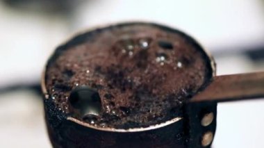 zaman içinde bir kahve makinesi yemek güçlü siyah kahve yüzeyinde köpük