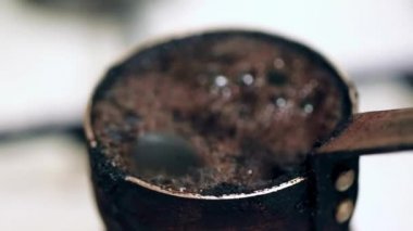 zaman içinde bir kahve makinesi yemek güçlü siyah kahve yüzeyinde köpük