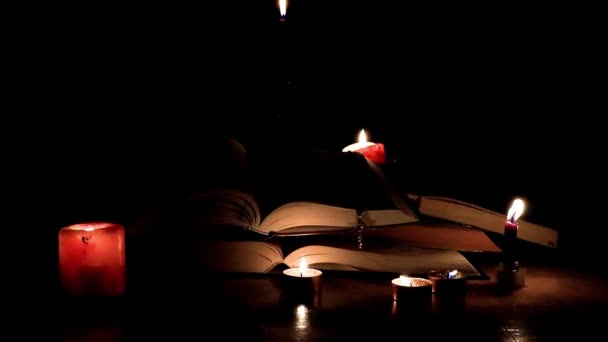 Alte Kirchenbücher Angezündet Mit Brennenden Wachskerzen Und Einem Goldenen Kreuz — Stockvideo