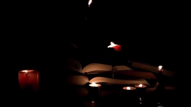 Oude Kerk Boeken Verlicht Met Brandende Kaarsen Wax Een Gouden — Stockvideo