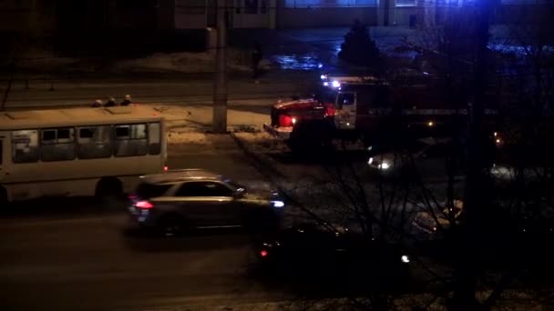 夜の冬の街の通りに特殊車両の作業 — ストック動画