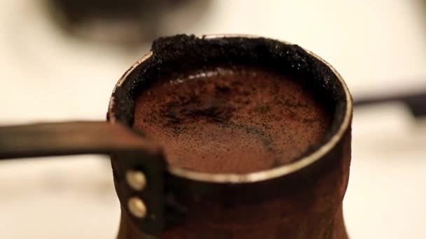 Espuma Superfície Café Preto Forte Cozinhar Uma Cafeteira — Vídeo de Stock