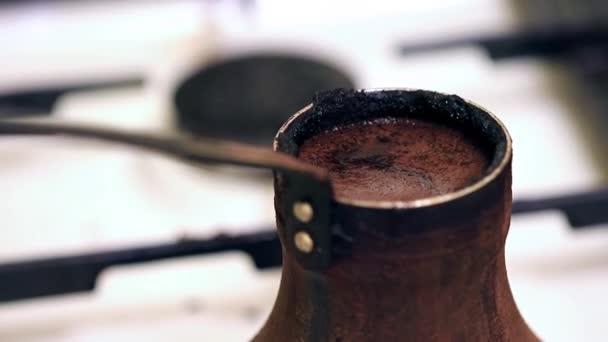 Skum Ytan Starkt Svart Kaffe När Lagar Mat Kaffebryggare — Stockvideo