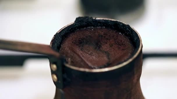 在咖啡机中烹饪时 浓咖啡表面的泡沫 — 图库视频影像