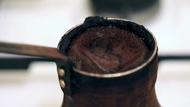 Schuim Het Oppervlak Van Sterke Zwarte Koffie Bij Het Koken — Stockvideo