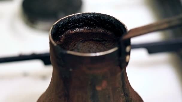 Skum Ytan Starkt Svart Kaffe När Lagar Mat Kaffebryggare — Stockvideo