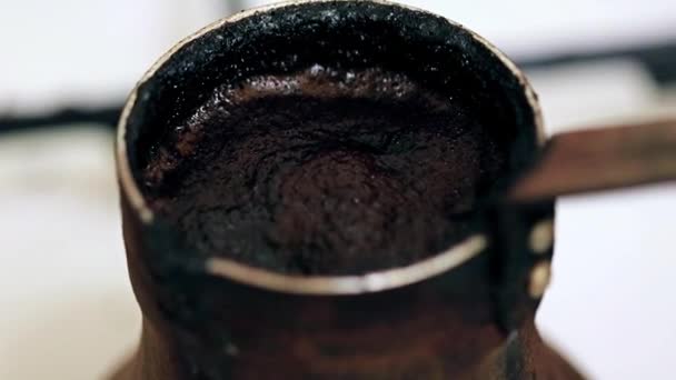 Schuim Het Oppervlak Van Sterke Zwarte Koffie Bij Het Koken — Stockvideo