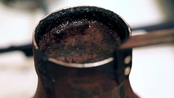 Schaum Auf Der Oberfläche Des Starken Schwarzen Kaffees Beim Kochen — Stockvideo
