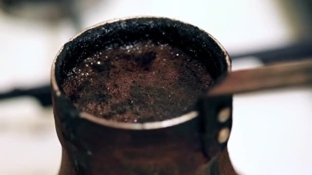 Schaum Auf Der Oberfläche Des Starken Schwarzen Kaffees Beim Kochen — Stockvideo