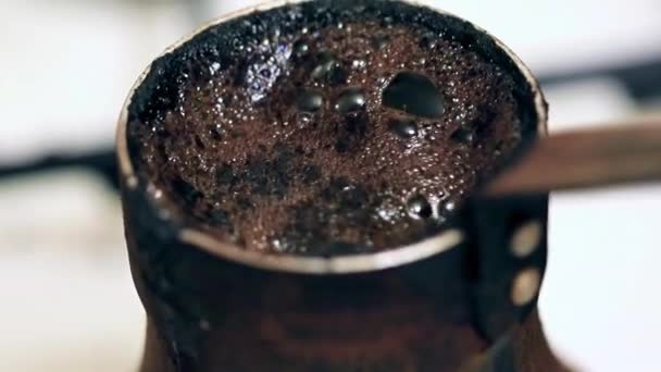 Espuma Superfície Café Preto Forte Cozinhar Uma Cafeteira — Vídeo de Stock