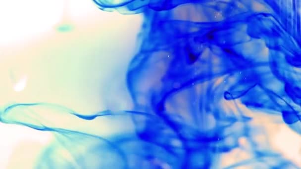 在水中的花哨的油漆模式时混合 — 图库视频影像
