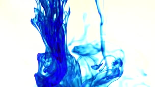 motifs de peinture fantaisie dans l'eau lorsqu'il est mélangé 