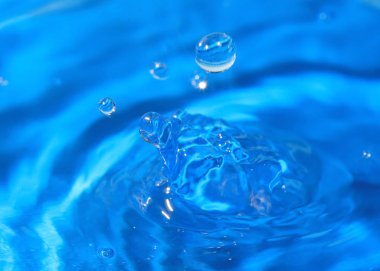 bir damla düşen zaman su sıvı isabet bir desen oluşturur