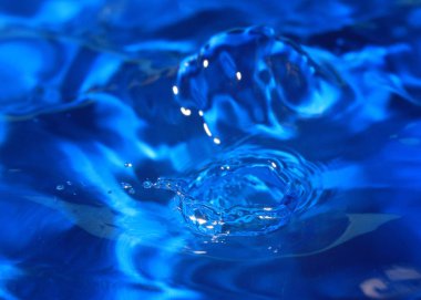 bir damla düşen zaman su sıvı isabet bir desen oluşturur