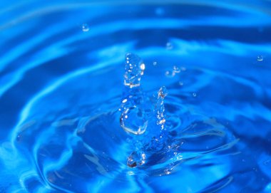 bir damla düşen zaman su sıvı isabet bir desen oluşturur