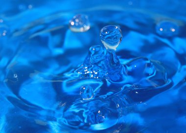 bir damla düşen zaman su sıvı isabet bir desen oluşturur