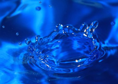 bir damla düşen zaman su sıvı isabet bir desen oluşturur