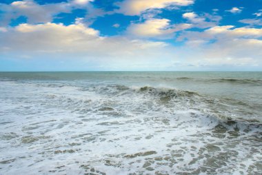 kum çakıl plajı ve deniz fırtınalı dalgalar