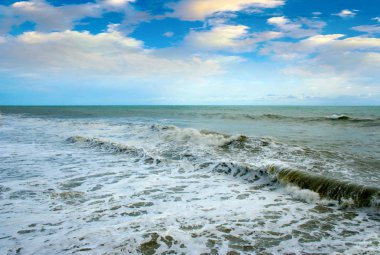 kum çakıl plajı ve deniz fırtınalı dalgalar