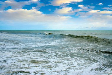 kum çakıl plajı ve deniz fırtınalı dalgalar