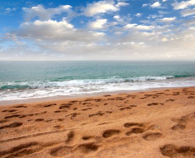 güzel kumlu Mediterranean beach ve yaz gökyüzü