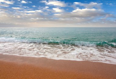 güzel kumlu Mediterranean beach ve yaz gökyüzü