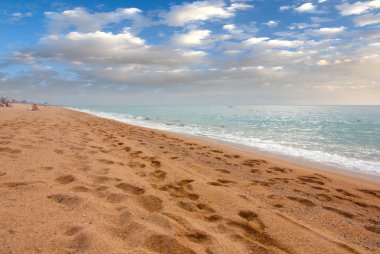 güzel kumlu Mediterranean beach ve yaz gökyüzü