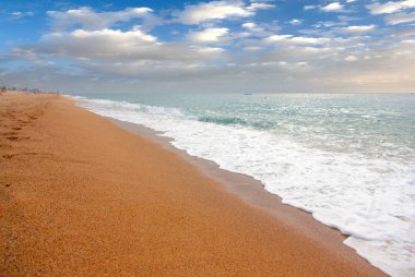 güzel kumlu Mediterranean beach ve yaz gökyüzü
