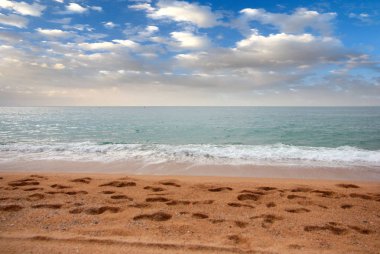 güzel kumlu Mediterranean beach ve yaz gökyüzü