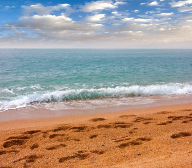 güzel kumlu Mediterranean beach ve yaz gökyüzü
