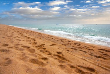 güzel kumlu Mediterranean beach ve yaz gökyüzü