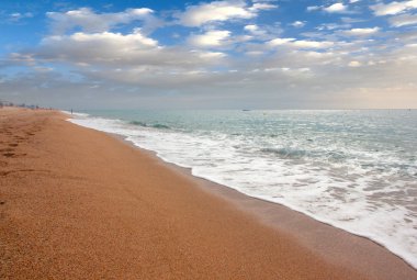 güzel kumlu Mediterranean beach ve yaz gökyüzü