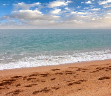 güzel kumlu Mediterranean beach ve yaz gökyüzü