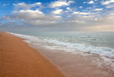güzel kumlu Mediterranean beach ve yaz gökyüzü