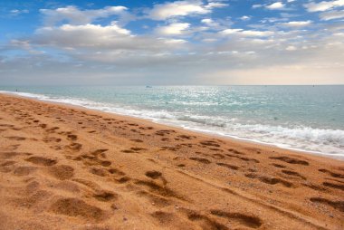 güzel kumlu Mediterranean beach ve yaz gökyüzü