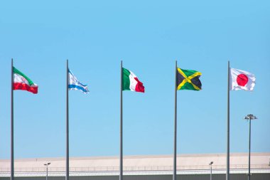 ulusal devlet bayrak bayrak direkleri yaz gökyüzü arka planı yerleştirilen