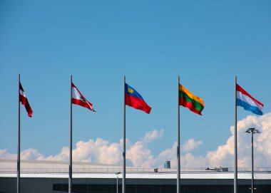 ulusal devlet bayrak bayrak direkleri yaz gökyüzü arka planı yerleştirilen