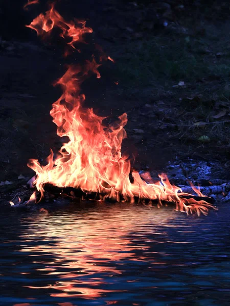 Línguas Carvão Chama Brilhante Incêndio Florestal Costa Reservatório — Fotografia de Stock