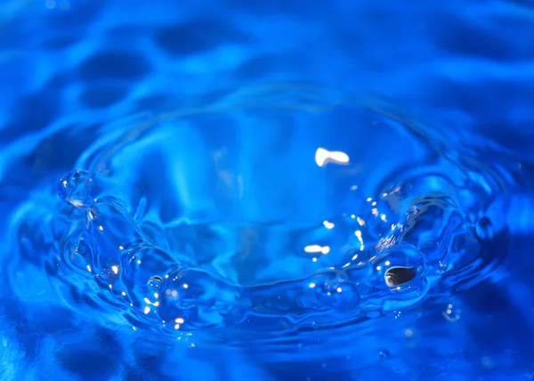 Капля Воды Падении Создает Шаблон Попадания Жидкость — стоковое фото