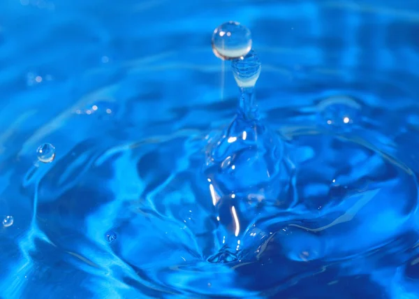 一滴の水に落ちて液体を押すことのパターンを作成します — ストック写真