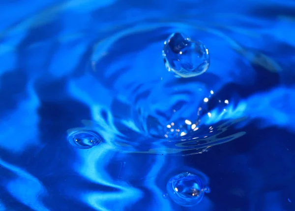 Drop Water Falling Creates Pattern Hitting Liquid — Stock Photo, Image