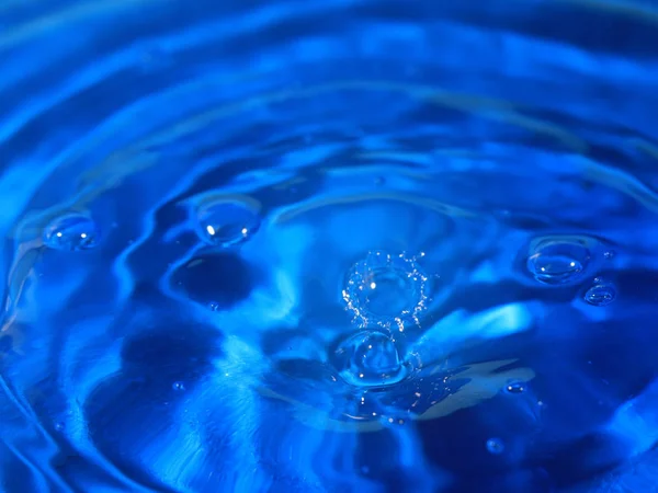 一滴の水に落ちて液体を押すことのパターンを作成します — ストック写真